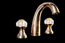 Смеситель для раковины на 3 отверстия